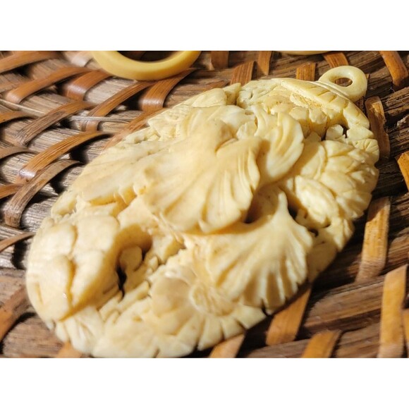 Intricately carved bone pendant, Vintage 1950s bone jewelry - Picture 7 of 10